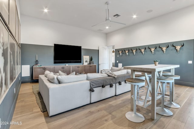 living area with visible vents, recessed lighting, light wood-style flooring, and a ceiling fan