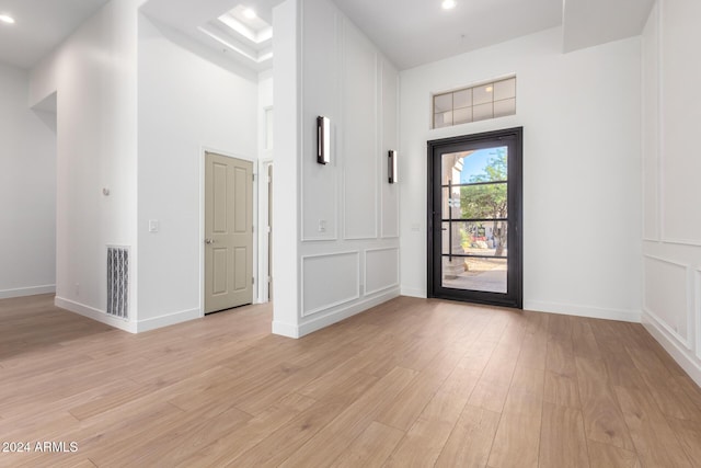 foyer with baseboards, light wood-type flooring, visible vents, and recessed lighting