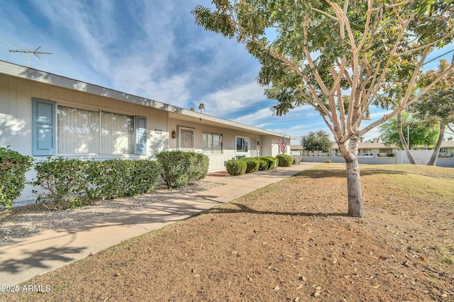 ranch-style house featuring a front lawn