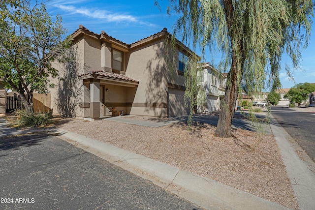 view of front facade featuring a garage