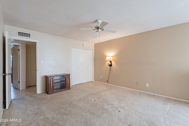 unfurnished room with light carpet and ceiling fan