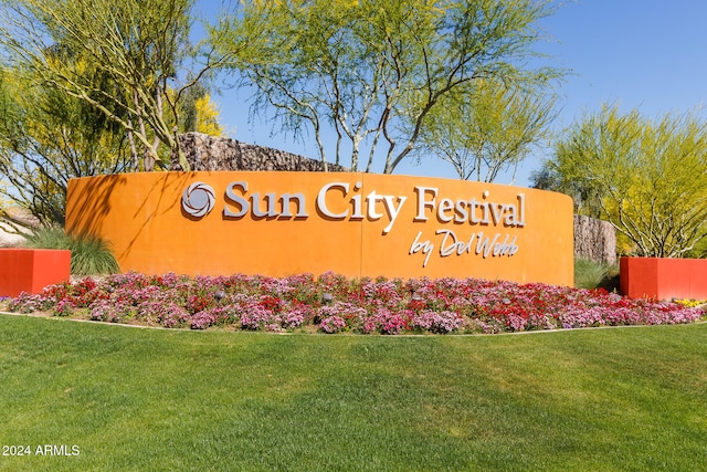 community sign with a lawn