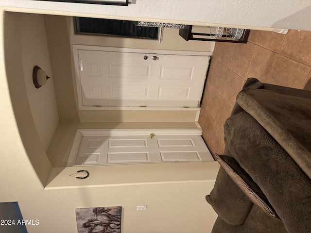 bathroom featuring tile walls