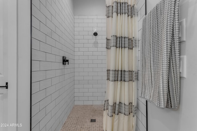 bathroom featuring a tile shower