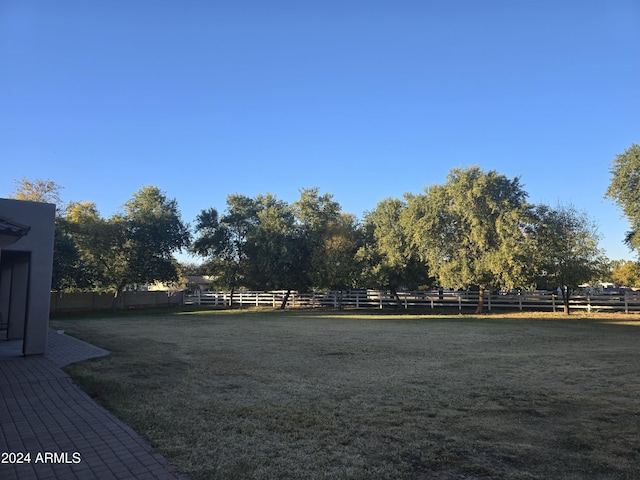 view of yard featuring a rural view