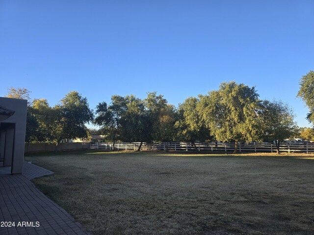 view of yard featuring a rural view