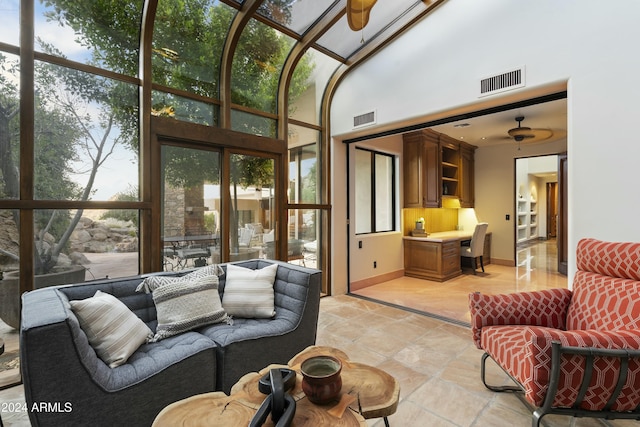 sunroom with ceiling fan