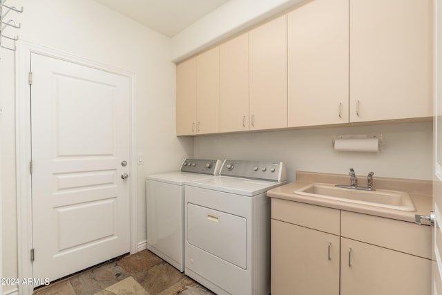 washroom featuring cabinets, sink, and independent washer and dryer