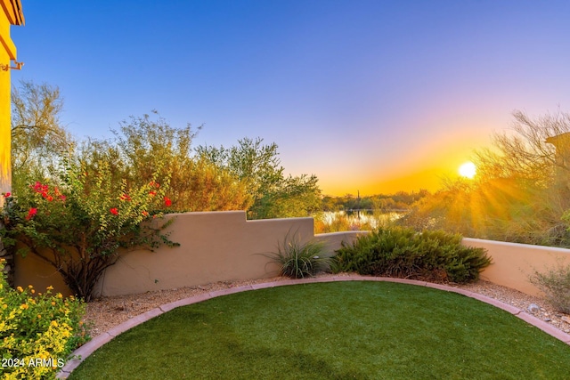 view of yard at dusk