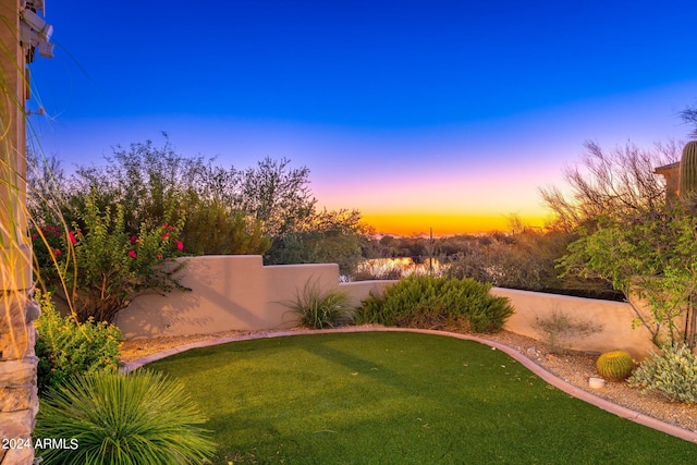 view of yard at dusk