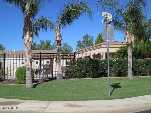 view of property's community featuring a yard