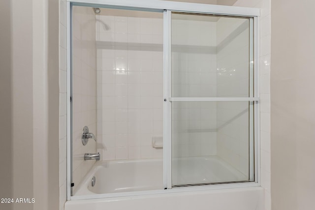 bathroom with enclosed tub / shower combo