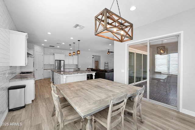 1167 E Knightsbridge Way, Gilbert, AZ 85297 - dining area featuring ceiling fan with notable chandelier, recessed lighting, light wood-style flooring, and visible vents