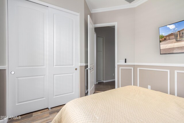 2308 E Dry Wood Rd, Phoenix, AZ 85024 - bedroom featuring crown molding, a closet, and wood finished floors