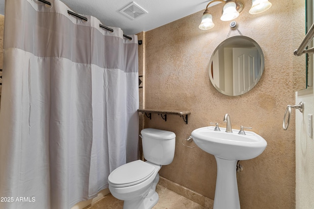 3235 E Camelback Rd Unit 124, Phoenix, AZ 85018 - full bathroom featuring toilet, a shower with shower curtain, and tile patterned floors