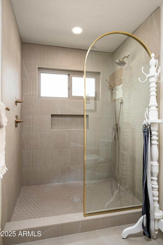8068 E Del Trigo Rd, Scottsdale, AZ 85258 - bathroom featuring a tile shower, healthy amount of natural light, and recessed lighting