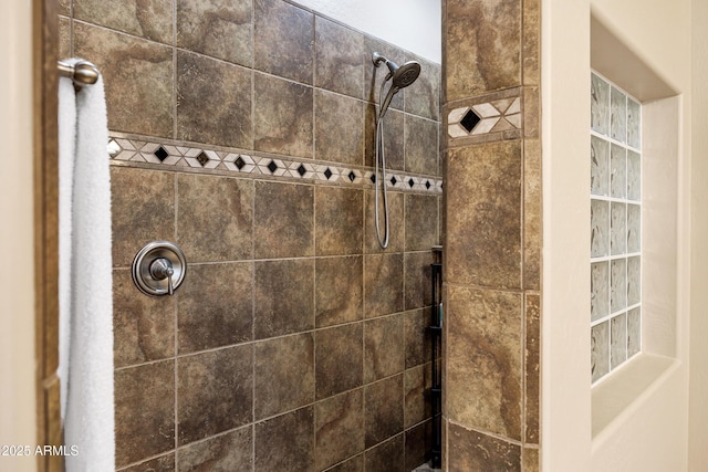 bathroom featuring a tile shower