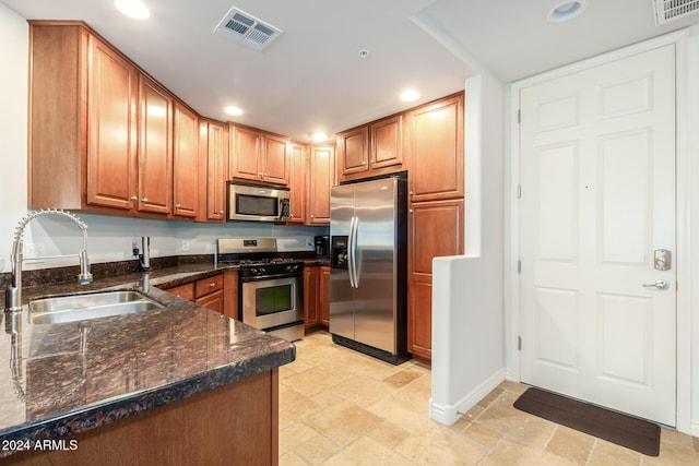 kitchen featuring visible vents, appliances with stainless steel finishes, a sink, and recessed lighting