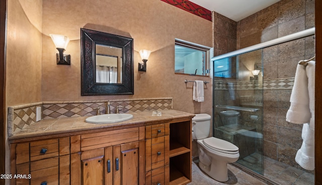 full bath featuring tiled shower, backsplash, toilet, and vanity