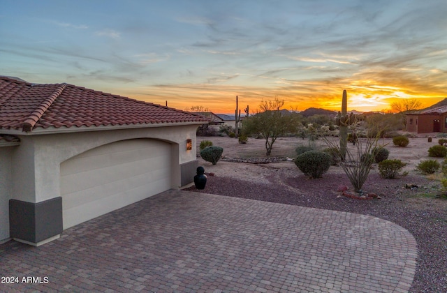 yard at dusk with a garage