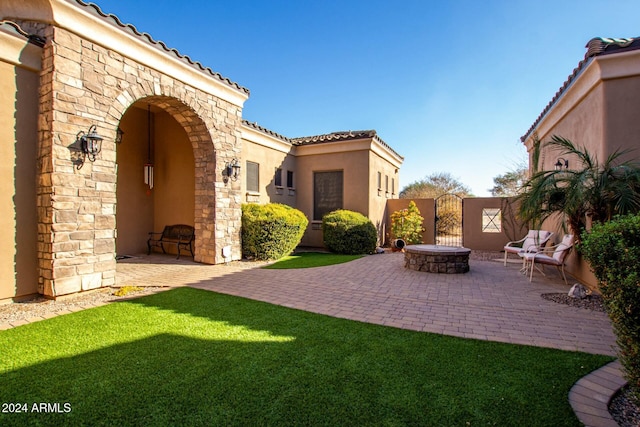 view of yard featuring a patio area