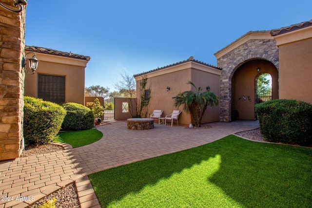 view of yard featuring a patio area