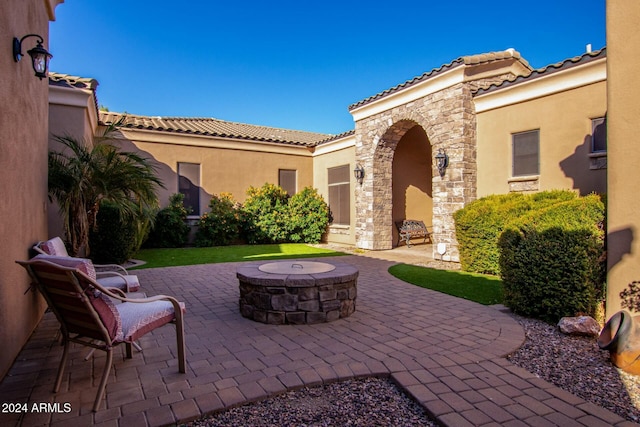 view of patio with an outdoor fire pit