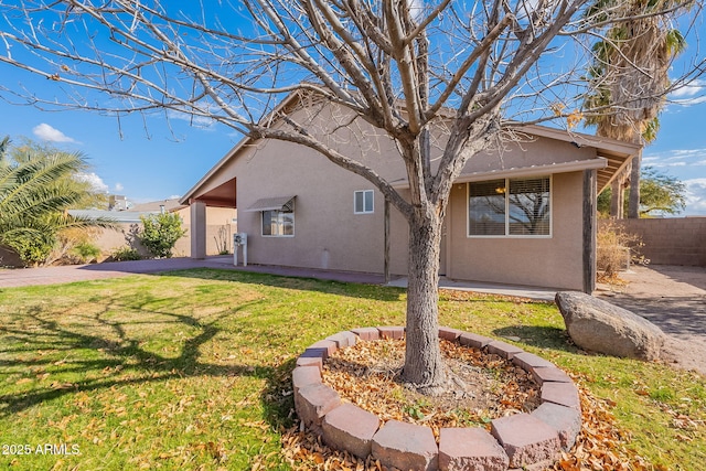 view of front of home featuring a front yard