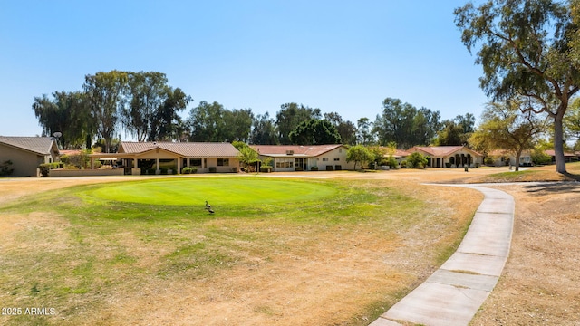 view of front of home featuring a front lawn and view of golf course