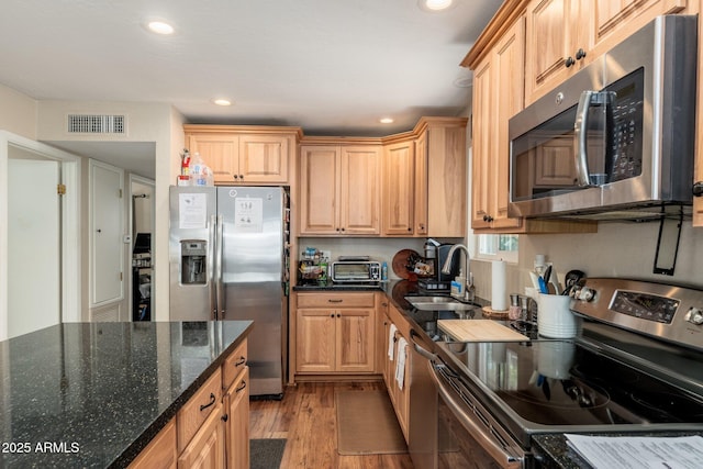 3971 N Apache Trl, Pine, AZ 85544 - kitchen with stainless steel appliances, a sink, light wood-style flooring, dark stone countertops, and recessed lighting