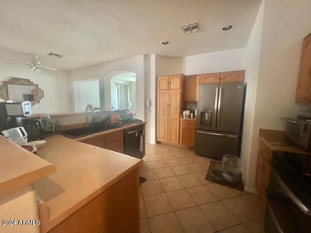 kitchen with light tile patterned floors, sink, black appliances, kitchen peninsula, and ceiling fan