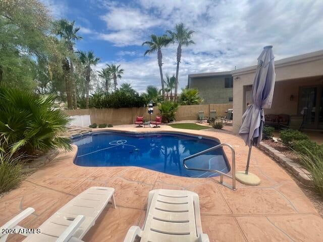 view of swimming pool featuring a patio