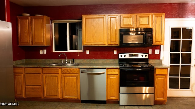 28921 N 220th Dr, Wittmann, AZ 85361 - kitchen featuring stainless steel appliances, a sink, and light tile patterned flooring