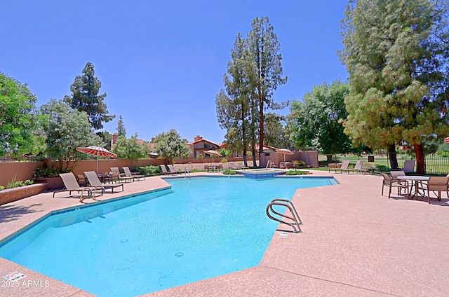 4039 E Paradise Dr, Phoenix, AZ 85028 - community pool with a patio, fence, and a hot tub