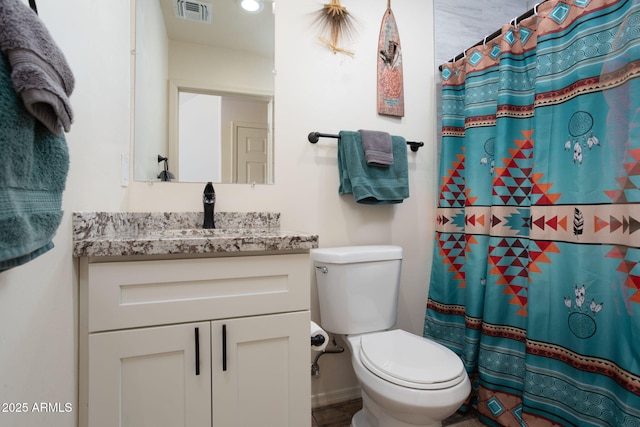 bathroom with curtained shower, toilet, and vanity