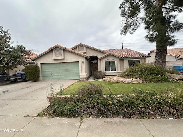 view of front facade featuring a garage and a front yard