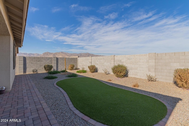 view of yard with a mountain view