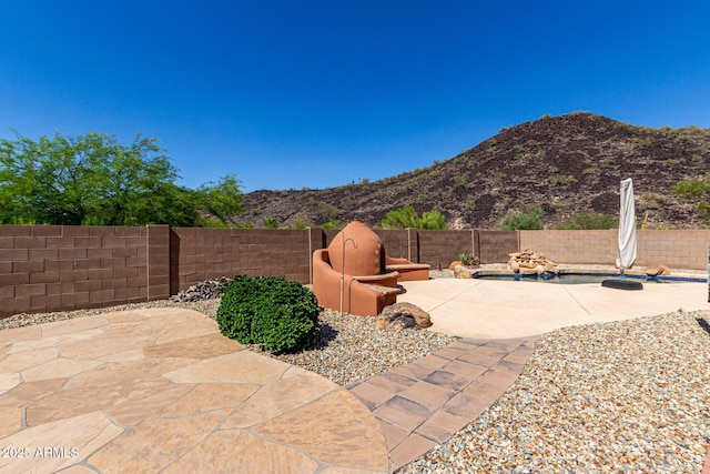 3028 W Parkside Ln, Phoenix, AZ 85027 - view of patio featuring a mountain view and a fenced backyard