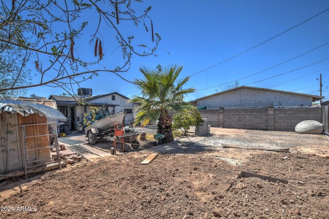 2124 W Maricopa St, Phoenix, AZ 85009 - view of yard with fence