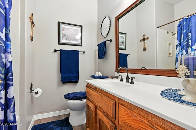 601 E Phoenix St, Payson, AZ 85541 - full bath featuring wood finished floors, vanity, baseboards, toilet, and a shower with shower curtain