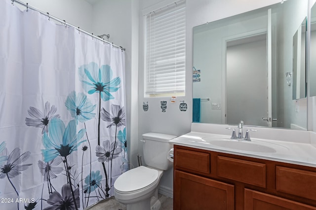 bathroom with toilet, a shower with curtain, and vanity