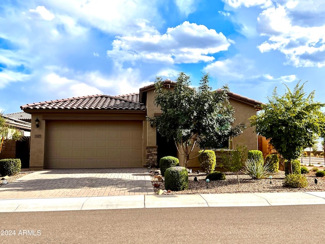 view of front facade featuring a garage