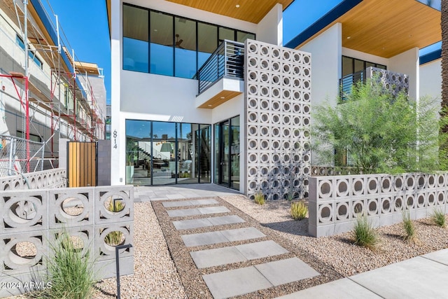 entrance to property featuring a balcony