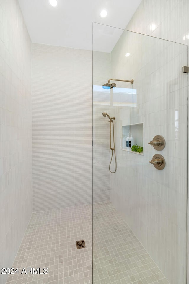 bathroom featuring tiled shower