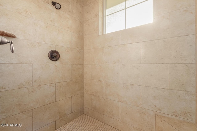 bathroom featuring a tile shower