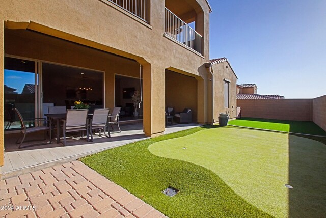 view of yard featuring a patio