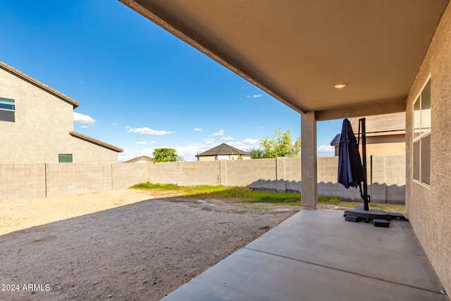 view of yard featuring a patio area