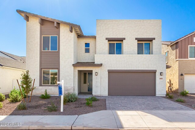 view of front facade featuring a garage