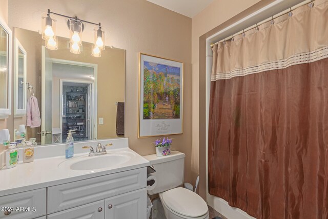 bathroom with a shower with curtain, vanity, and toilet