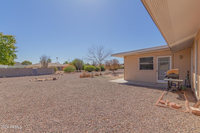 view of yard featuring a patio